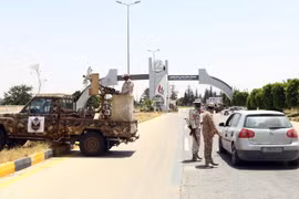 Lực lượng an ninh Libya gác tại lối vào sân bay quốc tế Tripoli ngày 1/6. (Nguồn: THX/TTXVN)