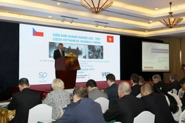 Ông Võ Tân Thành, Phó Chủ tịch Phòng Thương mại Công nghiệp Việt Nam (VCCI), phát biểu khai mạc diễn đàn. (Ảnh: Thanh Vũ​/TTXVN)