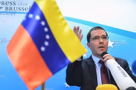 Ngoại trưởng Venezuela Jorge Arreaza tại cuộc họp báo ở Brussels , Bỉ, ngày 11/4. (Nguồn: AFP/TTXVN)