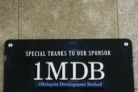 Biểu tượng 1MDB tại một tòa nhà ở Kuala Lumpur, Malaysia ngày 26/5. (Nguồn: EPA-EFE/TTXVN)