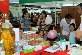 Khách tham quan mua sắm tại hội chợ. (Ảnh: Thanh Vũ/TTXVN)