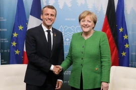 Thủ tướng Đức Angela Merkel (phải) và Tổng thống Pháp Emmanuel Macron trong cuộc gặp tại Quebec, Canada ngày 8/6. (Nguồn: AFP/TTXVN)