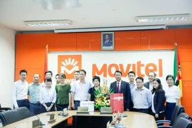 Đại sứ Việt Nam tại Cộng hòa Mozambique Nguyễn Văn Trung, đại diện cho Đại sứ quán và cộng đồng người Việt tặng quà cho khối cán bộ công ty Movitel tại thủ đô Maputo. (Ảnh: Thanh Hưng/TTXVN)