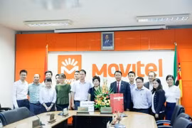 Đại sứ Việt Nam tại Cộng hòa Mozambique Nguyễn Văn Trung, đại diện cho Đại sứ quán và cộng đồng người Việt tặng quà cho khối cán bộ công ty Movitel tại thủ đô Maputo. (Ảnh: Thanh Hưng/TTXVN)