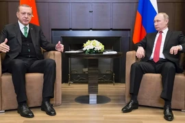 Tổng thống Nga Vladimir Putin (phải) và Tổng thống Thổ Nhĩ Kỳ Recep Tayyip Erdogan (trái) tại cuộc gặp ở Sochi. (Nguồn: AFP/TTXVN)