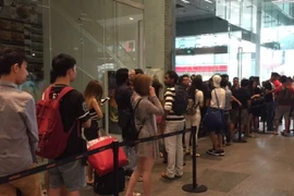 Người mua xếp hàng mua iPhone 6S tại một cửa hàng Apple trên đường Orchard, Singapore. (Ảnh: Mỹ Bình/Vietnam+)