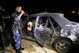 Chiếc xe bị phá hủy sau vụ không kích của Israel vào thị trấn Beit Lahia. (Nguồn: AFP/TTXVN)