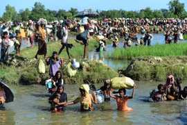 Người tị nạn Rohingya chạy trốn xung đột từ Rakhine (Myanmar) tới khu vực Palongkhali gần Ukhia, Bangladesh ngày 16/10/2017. (Nguồn: AFP/TTXVN)