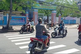 Clip sinh viên thản nhiên lao xe vun vút vào đường ngược chiều