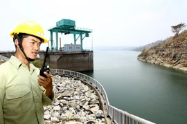 Nhà máy Thủy điện Buôn Tua Srah đang chạy máy phát điện, cung cấp nước cho hạ lưu với lưu lượng 100 m3/giây. (Ảnh: Ngọc Hà/TTXVN)