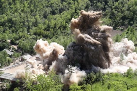 Khói bốc lên sau khi Triều Tiên phá bỏ bãi thử hạt nhân Punggye-ri ngày 24/5. (Nguồn: THX/TTXVN) 