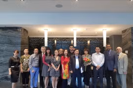 Chủ tịch Hội hữu nghị Việt Nam-Canada, Thứ trưởng Bộ Y tế Nguyễn Viết Tiến chụp ảnh lưu niệm với bạn bè Canada và các thành viên CVS. (Ảnh: Vũ Hà/Vietnam+)