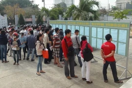 Các lao động tìm hiểu thông tin về việc làm qua một phiên giao dịch việc làm. (Ảnh: Anh Tuấn/TTXVN)