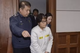 Bà Choi Soon-sil tại phiên tòa ở Seoul ngày 19/12. (Nguồn: AP/TTXVN)