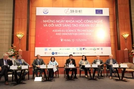Bàn chủ tọa sự kiện Những ngày Khoa học, Công nghệ và Đổi mới sáng tạo ASEAN-EU 2016. (Ảnh: Anh Tuấn/TTXVN)