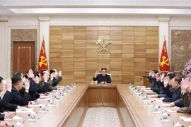 Nhà lãnh đạo Triều Tiên Kim Jong-un (giữa) chủ trì Hội nghị Bộ Chính trị Ban chấp hành Trung ương Đảng Lao động Triều Tiên tại Bình Nhưỡng ngày 10/4/2019. (Nguồn: AFP/TTXVN) 