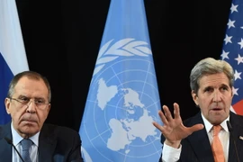 Ngoại trưởng Nga Sergei Lavrov (trái) và Ngoại trưởng Mỹ John Kerry tại cuộc họp báo hội nghị nhóm hỗ trợ quốc tế Syria ở Munich, miền Nam Đức ngày 12/2. (Nguồn: AFP/TTXVN)