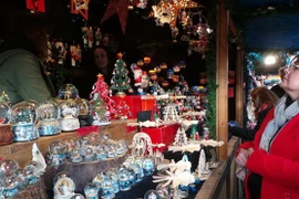 Náo nhiệt với chợ Giáng sinh bên bờ sông Thames 