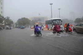 Ngập lụt trên đường Hà Nội (khu vực vòng xoay ngã 6, trung tâm thành phố Huế). (Ảnh: Hồ Cầu/TTXVN)