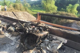 Hiện trường vụ xe bồn lao xuống cầu sau khi va chạm với ôtô con