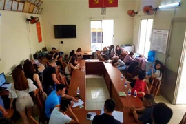 Các đối tượng bị tạm giữ tại trụ sở công an hôm 24/7. (Nguồn: TTXVN) 