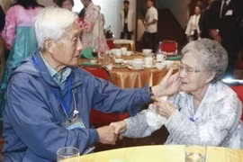 Cảnh đoàn tụ giữa một người ở Hàn Quốc (trái) và người thân ở Triều Tiên tại khu nghỉ dưỡng núi Kumagang, Triều Tiên tháng 8/2018. (Nguồn: Kyodo/TTXVN) 