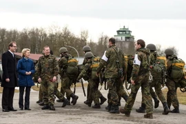 Bộ trưởng Quốc phòng Đức Ursula von der Leyen (thứ 2, trái) thăm một trung tâm huấn luyện nhảy dù ở Altenstadt, nam Đức ngày 3/2. (Nguồn: EPA/TTXVN)