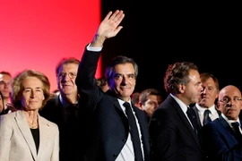 Ứng cử viên Francois Fillon (giữa) trong chiến dịch vận động tranh cử ở Nimes, miền Nam nước Pháp ngày 2/3. (Nguồn: EPA/TTXVN)