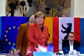 Thủ tướng Angela Merkel bỏ phiếu tại một địa điểm bầu cử ở Berlin ngày 24/9. (Nguồn: AFP/TTXVN)