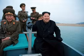 Nhà lãnh đạo Kim Jong-Un (phải) trong chuyến thị sát một đơn vị pháo binh đóng trên đảo Mahap. (Nguồn: YONHAP/TTXVN)