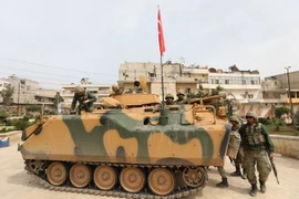 Binh sỹ quân đội Thổ Nhĩ Kỳ gác tại trung tâm thành phố Afrin ngày 18/3. (Nguồn: AFP/TTXVN)