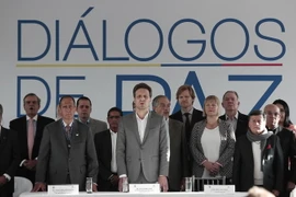 Trưởng đoàn đàm phán Chính phủ Colombia Juan Camilo Restrepo (trái), Ngoại trưởng Ecuador Guillaume Long (giữa) và Trưởng đoàn đàm phán ELN Pablo Beltran (phải) khởi động cuộc đàm phán tại Sangolqui ngày 7/2. (Nguồn: EPA/TTXVN)