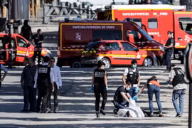 Cảnh sát phong tỏa đại lộ Champs-Elysees ở Paris sau vụ xe ôtô lao vào xe cảnh sát ngày 19/6. (Nguồn: AFP/TTXVN)