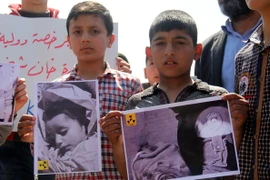 Trẻ em Syria biểu tình phản đối vụ tấn công nghi sử dụng vũ khí hóa học tại Khan Sheikhun. (Nguồn: AFP/TTXVN)