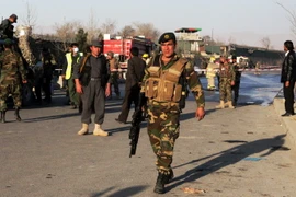 Nhân viên an ninh Afghanistan tại hiện trường vụ nổ. (Nguồn: THX/TTXVN)