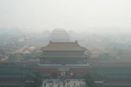 Khói mù bao phủ tại Bắc Kinh. (Nguồn: THX/TTXVN)