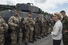 Bộ trưởng Quốc phòng Đức Ursula von der Leyen (thứ 2, phải) tới thị sát buổi huấn luyện của các binh sỹ nước này ở Neustadt am Ruebenberge ngày 29/6/2016. (Nguồn: AFP/TTXVN) 