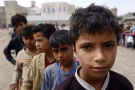 Trẻ em Yemen xếp hàng chờ nhận thực phẩm tại một quỹ từ thiện ở Hiziaz, Sanaa, ngày 7/5/2019. (Nguồn: THX/TTXVN) 