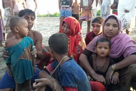 Người tị nạn Hồi giáo Rohingya sống sót sau vụ đắm thuyền ở Teknaf ngày 16/10. (Nguồn: AFP/TTXVN)