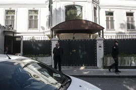 Cảnh sát phong tỏa bên ngoài tư dinh Tổng lãnh sự Saudi Arabia tại Istanbul, Thổ Nhĩ Kỳ sau khi nhà báo Jamal Khashoggi mất tích, ngày 16/10. (Nguồn: AFP/TTXVN) 