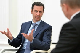 Tổng thống Syria Bashar al-Assad (trái) trong cuộc gặp với Tổng thống Nga Vladimir Putin (phải) tại thủ đô Moskva, Nga ngày 21/10. (Nguồn: AFP/TTXVN)