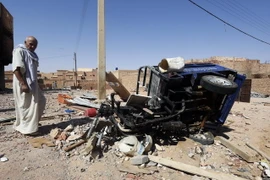 Chiếc xe ôtô bị phá hủy trong một cuộc xung đột ở Algeria. (Nguồn: AFP/TTXVN)