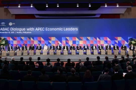 Chủ tịch nước Trương Tấn Sang (thứ 2, phải) và các đại biểu tham dự đối thoại các nhà lãnh đạo APEC và thành viên ABAC. (Nguồn: THX/TTXVN)