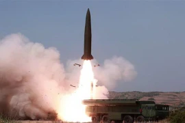 Một loại vũ khí chiến lược tương tự tên lửa đạn đạo Iskander được phóng thử nghiệm tại Triều Tiên. (Nguồn: Yonhap/TTXVN) 