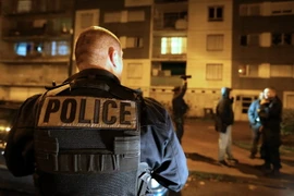 Cảnh sát Pháp gác tại quận Champs Plaisants thuộc Sens ngày 20/11. (Nguồn: AFP/TTXVN)