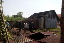 Nhiều ngôi nhà ở Bình Phước bị tốc mái. (Ảnh: K GỬIH/TTXVN) 