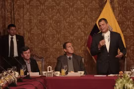 Tổng thống Ecuador Rafael Correa (phải), Trưởng đoàn đàm phán của Chính phủ Colombia Juan Camilo Restrepo (giữa) và Trưởng đoàn đàm phán ELN Pablo Beltran (trái) tại cuộc Quito, Ecuador ngày 16/5. (Nguồn: EPA/TTXVN)
