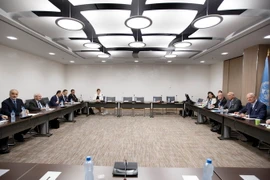 Trưởng đoàn đàm phán Chính phủ Syria Bashar al-Jaafari (trái) và Đặc phái viên Liên hợp quốc về Syria Staffan de Mistura (phải) tại vòng hòa đàm về Syria ở Geneva, Thụy Sĩ ngày 10/7. (Nguồn: EPA/TTXVN)