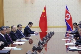 Ngoại trưởng Triều Tiên Ri Yong-ho (thứ 3, phải) hội đàm với người đồng nhiệm Trung Quốc Vương Nghị (thứ 2, trái) tại Bình Nhưỡng ngày 2/9/2019. (Nguồn: Yonhap/TTXVN) 