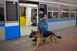 Cảnh sát gác tại nhà ga tàu điện ngầm Ploschad Revolyutsii ở thủ đô Moskva sau vụ tấn công khủng bố ở St.Petersburg, ngày 5/4. (Nguồn: EPA/TTXVN)